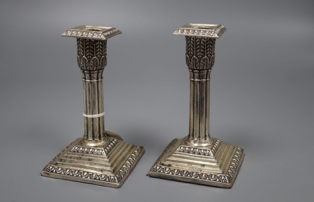 A pair of Edwardian silver cluster column dwarf candlesticks, Walter Latham & Son, Sheffield, 1902, 14.4cm.